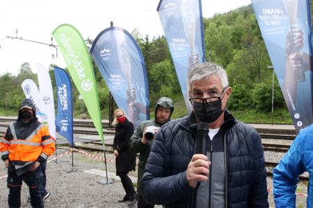 KLJUB KISLEMU VREMENU JE SLOVENSKA OLIMPIJSKA BAKLA V BOROVNICO PRINESLA OLIMPIJSKI ŽAR 8